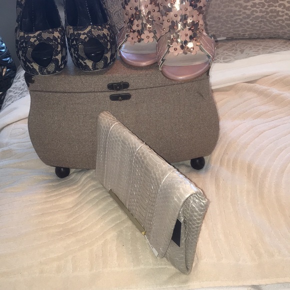 B by Brian Atwood mother of pearl color clutch - Picture 4 of 5